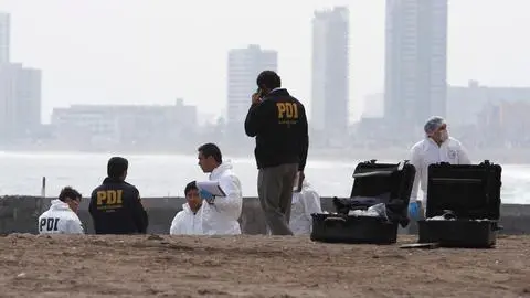 Encuentran pie humano al interior de un zapatilla en las costas de la Playa Marbella en Valparaíso