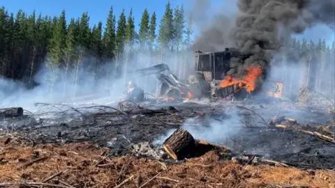 Nuevo atentado incendiario en La Araucanía: Cinco maquinarias y dos carros de empresa forestal resultaron quemados