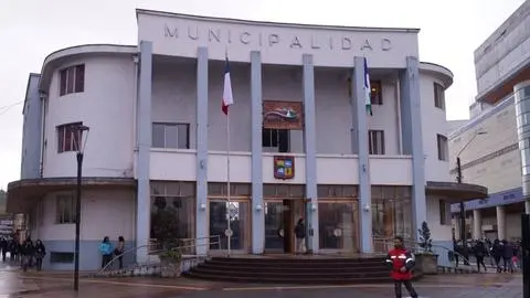 Funcionario municipal de Puerto Montt que ganaba 6 millones fue despedido por contratar a hijastra como subalterna