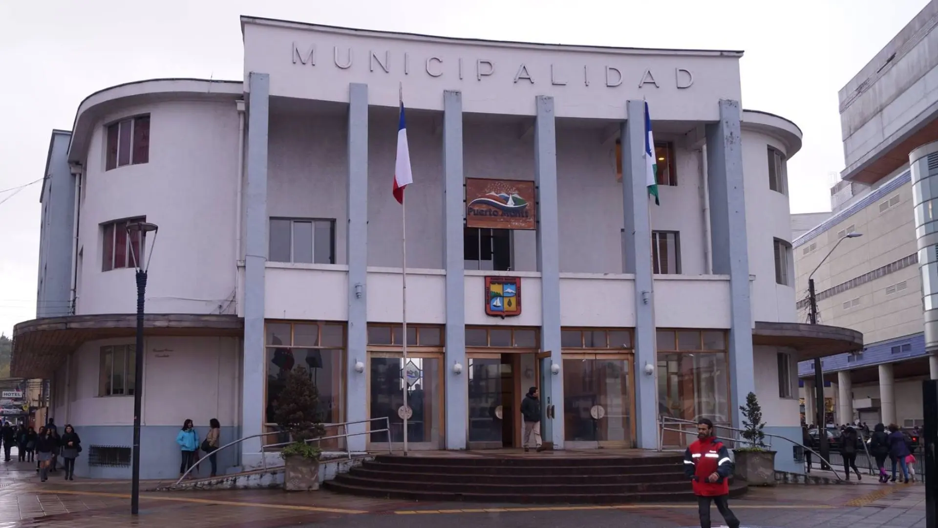 Funcionario municipal de Puerto Montt que ganaba 6 millones fue despedido por contratar a hijastra como subalterna