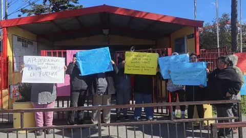 Apoderados se tomaron Escuela República del Perú de Hualpén por crisis de seguridad