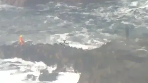 Encuentran vivo a uno de los tripulantes de la lancha que se extravió en Magallanes: Tres pescadores siguen desaparecidos