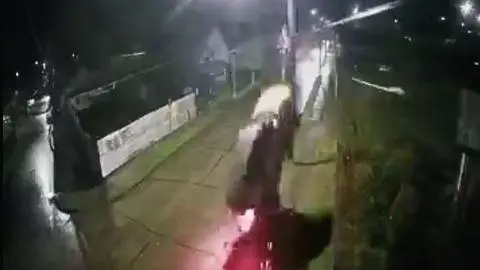 Vehículo voló tras choque con alumbrado público en Río Negro, región de Los Lagos