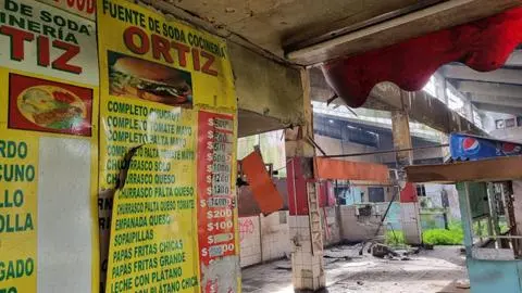 “Anhelamos renacer como ave fénix”: locatarios del Mercado de Concepción visitan ruinas y ven cómo lucen algunos antiguos puestos