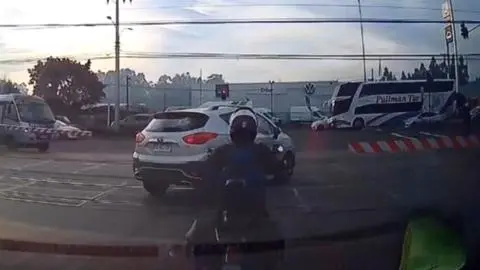 Captan a vehículo municipal cruzando por la vía férrea con la barrera abajo en San Pedro de la Paz