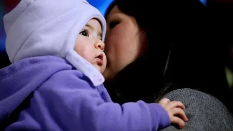Proponen extender a un año el postnatal de las madres y a 30 días el de los padres