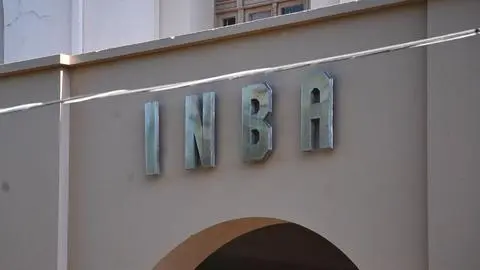 Rocían a funcionario con bencina en incidente con artefactos incendiarios en el INBA