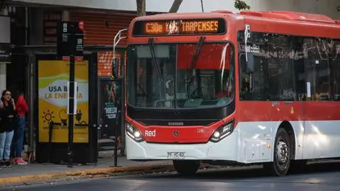 Más de 50 recorridos afectados por paro de conductores de micro en Santiago: Red Movilidad asegura que están operativos
