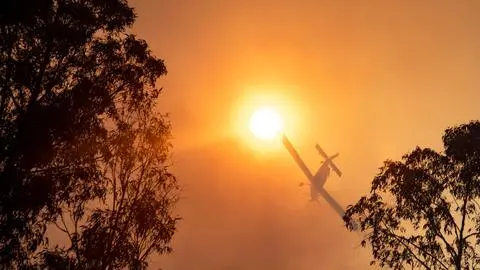 Choques de temporadas de incendios forestales en Chile y Estados Unidos dificultaría acceso a aeronaves para combatirlos