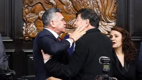 Senadores mexicanos a los golpes en el Congreso por debate sobre narcos e intervención de Estados Unidos