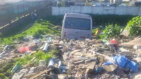 Iban 18 estudiantes a bordo: Conductor de bus de transporte escolar pierde el control y se estrella en Coronel