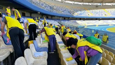 Jóvenes voluntarios llegan a pintar y limpiar el estadio Ester Roa Rebolledo en Concepción