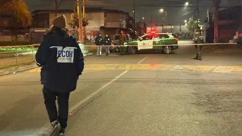 Persona fallece tras recibir disparo en su cabeza: Vecinos trasladaban a la víctima a un hospital pero chocaron contra un poste en La Pintana