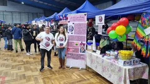 Stand emociona y marca la diferencia en fonda de Talcahuano: en plena fiesta, familia busca apoyo para tratamiento de su hija