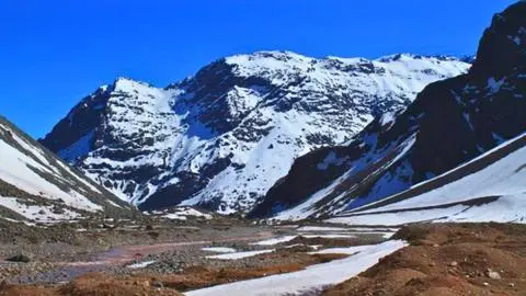 Cajón del Maipo: Autoridades monitorean aislamiento por nieve en Baños Colina y descartan evacuación de emergencia