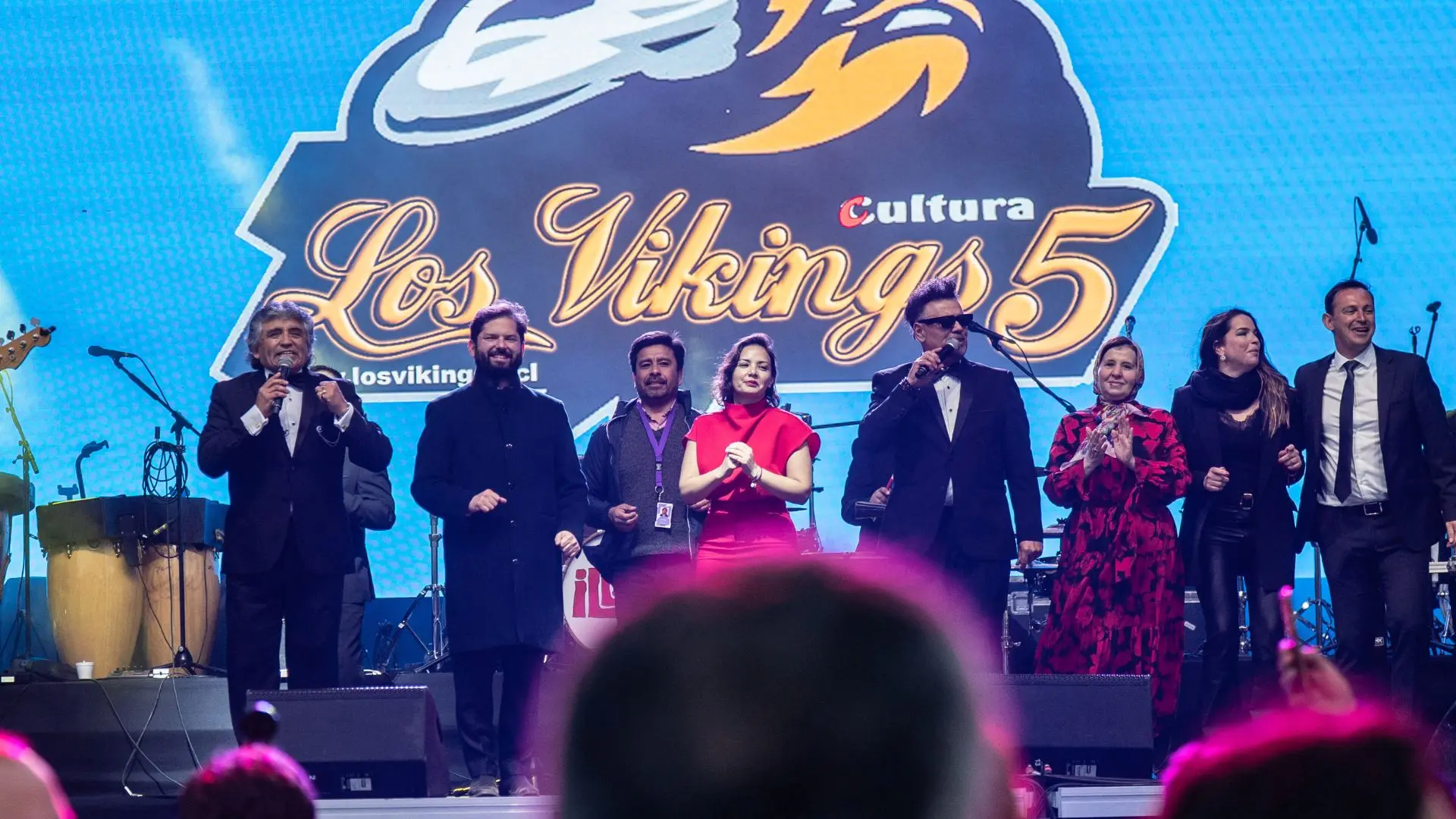 Sacó los prohíbidos: Los Viking´s 5 hacen bailar al Presidente Gabriel Boric en la inauguración de La Pampilla