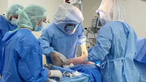 Hospital Traumatológico de Concepción realiza inédita cirugía de rodilla con prótesis “Persona”