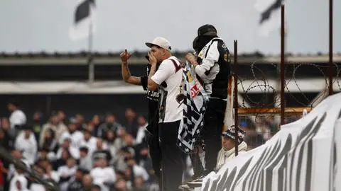 Cayó al vacío tras intentar saltar de un sector a otro: Fiscal entrega detalles de la muerte de un hincha durante el superclásico