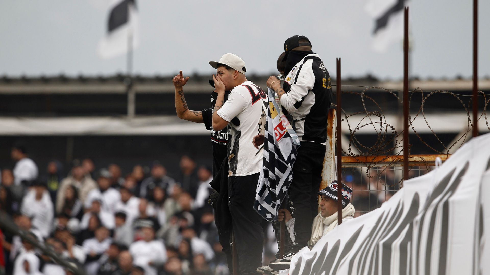 Cayó al vacío tras intentar saltar de un sector a otro: Fiscal entrega detalles de la muerte de un hincha durante el superclásico