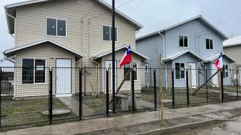 Con timbre luz para sordos y rampas de acceso: Las características de las nuevas viviendas que el Gobierno entregó a 202 familias en Hualqui