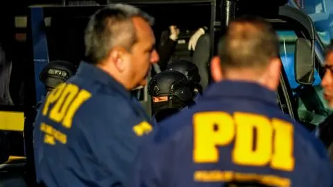 Hombre muere baleado y una mujer resulta herida por bala loca mientras esperaba micro en un paradero de La Pintana