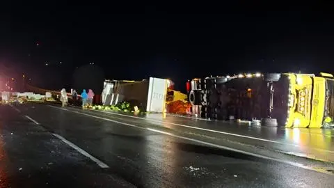 Camión volcó en la Autopista del Itata y dejó dos heridos
