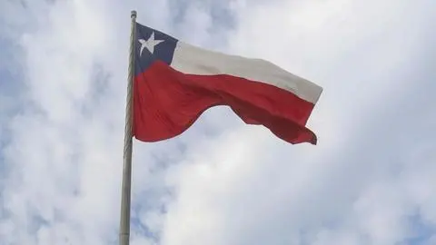 Cómo y quiénes deben izar la bandera de Chile en el hogar: Requisitos y multas por incumplimiento