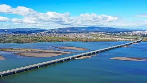 “Mientras no esté 100% terminado esperaría que no se cobre peaje”: Gobernador del Biobío por el Puente Industrial