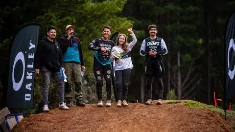 Hans Pulgar y Paz Gallo hacen historia en Angol: se coronan campeones nacionales de Downhill en El Parque CMPC Junquillar