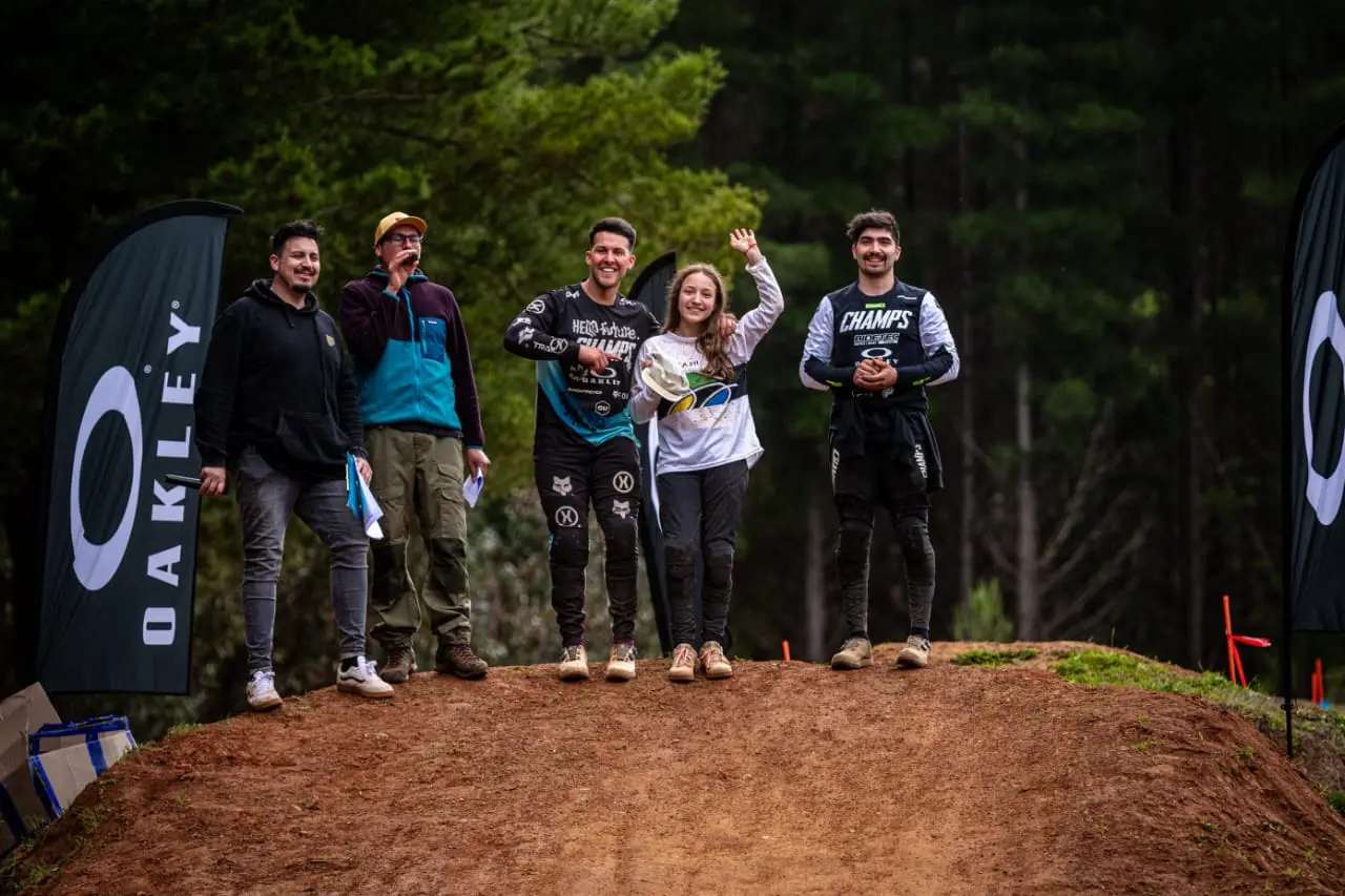 Hans Pulgar y Paz Gallo hacen historia en Angol: se coronan campeones nacionales de Downhill en El Parque CMPC Junquillar