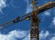 Trabajadores se encaraman en grúa pluma en pleno centro de Concepción: denuncian “abusos laborales”