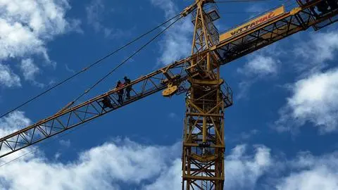 Trabajadores se encaraman en grúa pluma en pleno centro de Concepción: denuncian “abusos laborales”