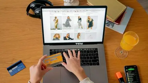 Denuncian a tienda online por estafa y publicidad engañosa: bloquean a clientes tras vender ropa de ínfima calidad
