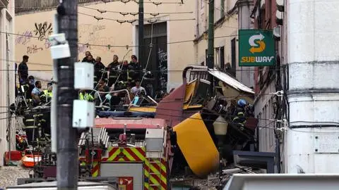 Al menos 15 muertos y 18 heridos deja descarrilamiento de turístico funicular en Lisboa