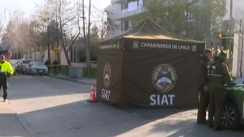 Realizaba labores de limpieza en una alcantarilla: Trabajador muere tras ser atropellado a la salida de un condominio en Las Condes