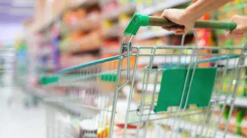 Clientes resultaron intoxicados: Condenan a supermercado por vender pan y pollo contaminado con cloro en Quirihue
