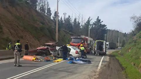 Mujer fallece y seis personas resultan heridas tras grave accidente vehicular en la Ruta de la Madera en Nacimiento