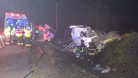 Camión chocó con un neumático: Conductor fallece tras sufrir volcamiento en la Ruta 5 Sur a la altura de Cabrero