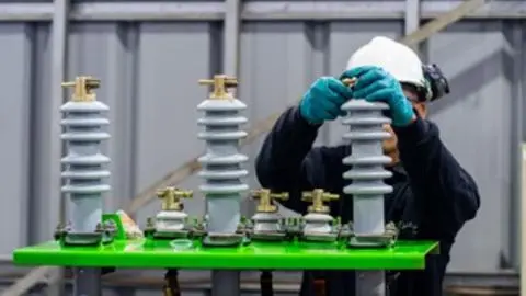 CGE y Tusan instalan los primeros transformadores eléctricos “verdes” y ecológicos del país