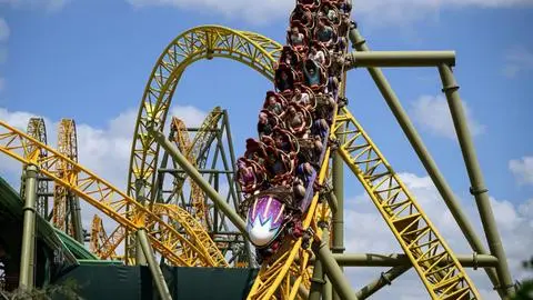 Hombre de 32 años fallece al sufrir un grave accidente tras subirse a nueva montaña rusa del parque Epic Universe en Orlando
