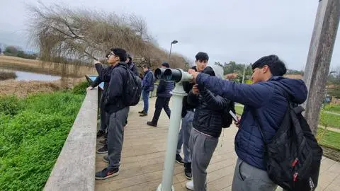 Estudiantes de Coronel y pesca industrial llaman a “tomar conciencia” y cuidar el humedal Boca Maule