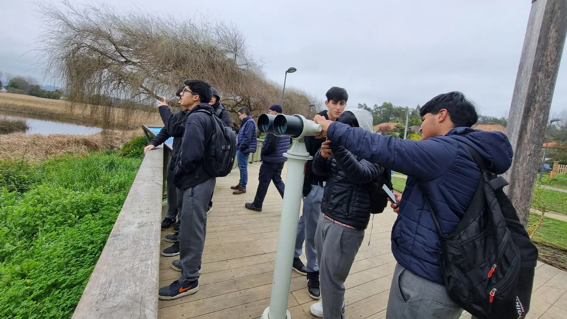 Estudiantes de Coronel y pesca industrial llaman a “tomar conciencia” y cuidar el humedal Boca Maule