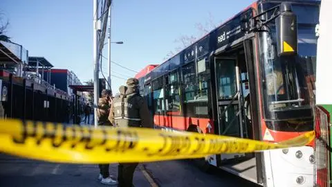 Hombre murió atropellado por bus en Maipú mientras caminaba por la calzada: Vía no tiene veredas peatonales