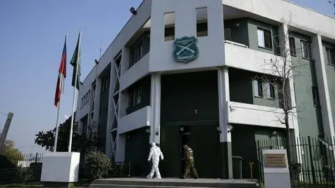 Cerca de 30 personas asedian comisaría en La Pincoya: Desconocidos portaban bombas molotov y objetos contundentes
