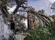 “Pensamos que la casa iba a salir volando por el viento”: Árbol cae sobre un hogar tras tromba marina en San Pedro de la Paz