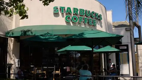 La crisis de Starbucks que lleva a cerrar al menos 400 locales en Estados Unidos