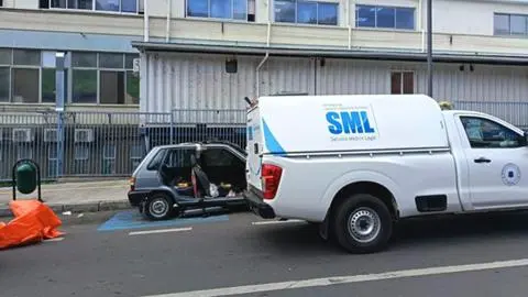 Hallan a hombre sin vida al interior de un vehículo estacionado en Valparaíso