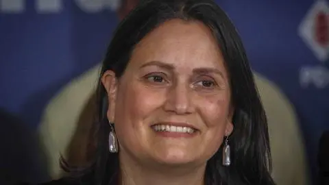 Los cinco trabajos de Laura Albornoz: La vocera de Jara apuntada por Kast por “incompatibilidad” de roles que Enap negó