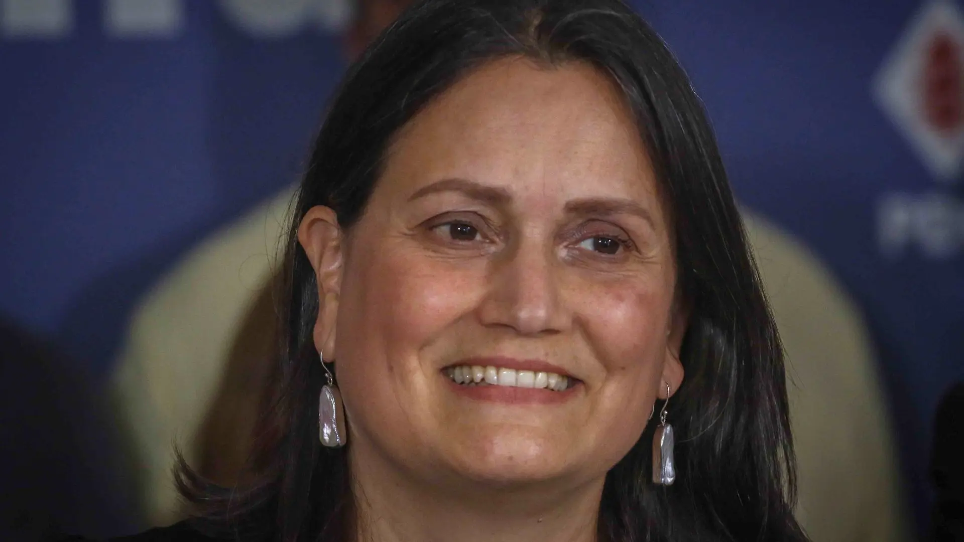Los cinco trabajos de Laura Albornoz: La vocera de Jara apuntada por Kast por “incompatibilidad” de roles que Enap negó