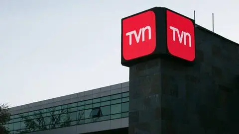 Una periodista de extensa trayectoria sale de TVN y se va a la competencia: “Le damos una cariñosa bienvenida”